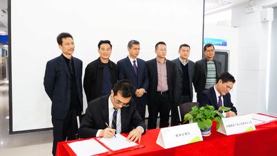 梧州日報社、中國移動梧州分公司代表雙方簽署戰略合作協議。鄭玉華/攝