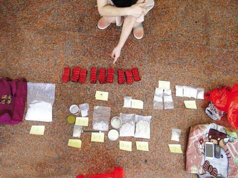 辦案民警繳獲的毒品。